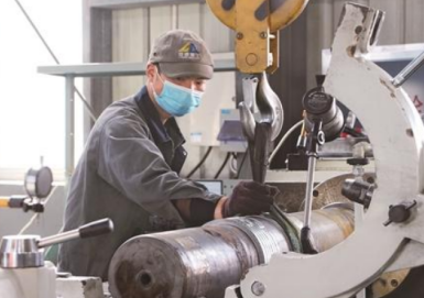 工人用鋼絲繩電動(dòng)葫蘆吊裝沖撞機(jī)軸心部件